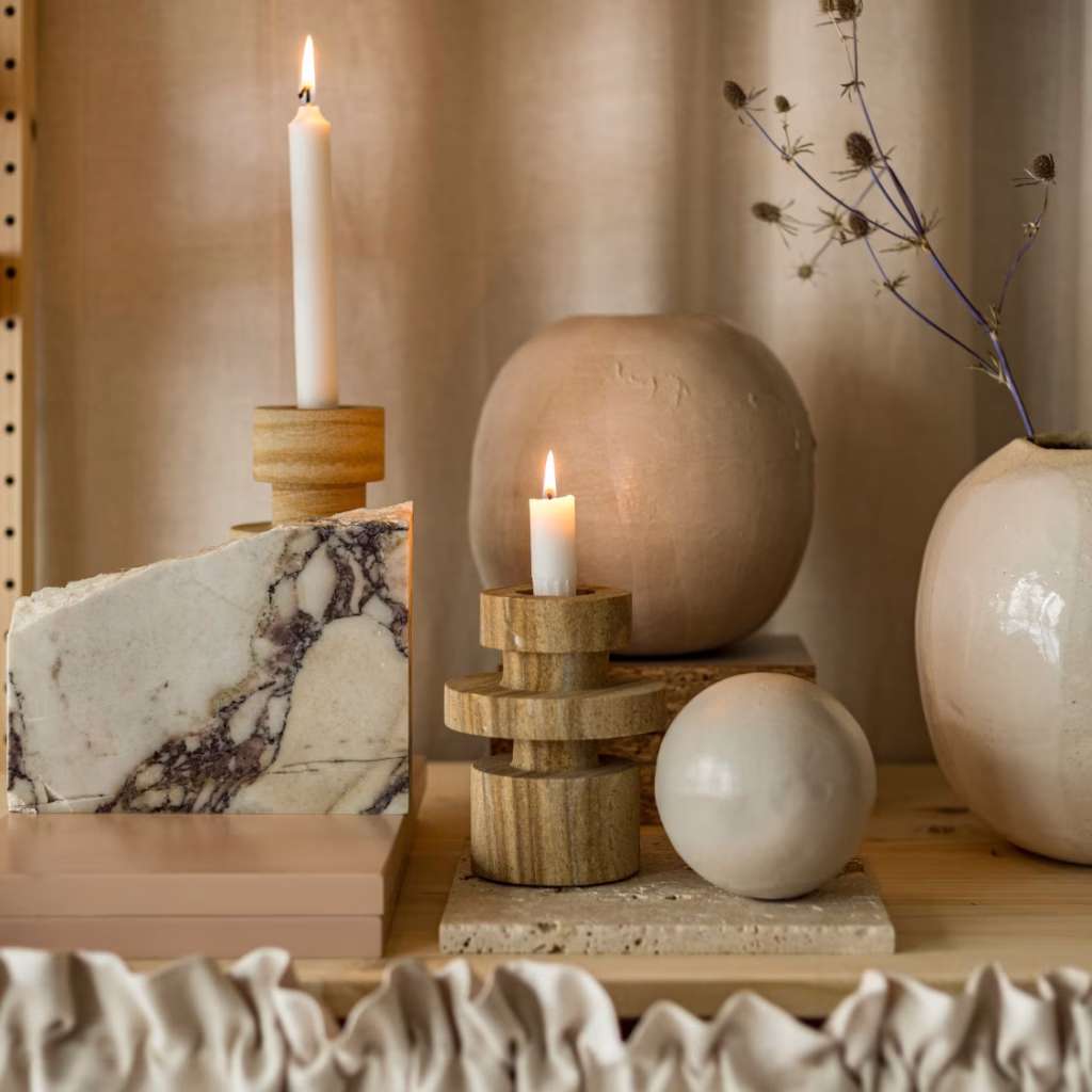 Spokój w każdym detalu - Pewne Wnętrza Poznań Nastrojowe detale wnętrza premium w Poznaniu — świece i kamienne elementy dekoracyjne jako symbol jakości Pewne Wnętrza.